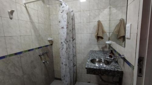 ein Bad mit einem Waschbecken und einer Dusche in der Unterkunft Casa para 6 y 1 garaje - Yerutí in Posadas
