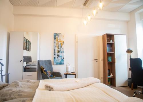1 dormitorio con 1 cama y sala de estar en Loft Ferienwohnung Lechenich, en Erftstadt