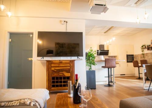 Μια τηλεόραση ή/και κέντρο ψυχαγωγίας στο Loft Ferienwohnung Lechenich