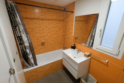 uma casa de banho com uma banheira, um lavatório e um chuveiro em 0B PlusUltra piso de 1 dorm em Alicante