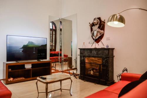 sala de estar con sofá rojo y chimenea en Categórica Casa con Cocina Premium 3 Habitaciones en Centro de Paraná en Paraná