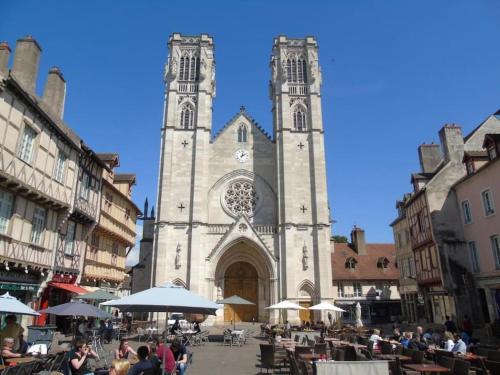 Une église avec des personnes assises à table devant elle dans l'établissement Studio 2005 Centre Ville, à Chalon-sur-Saône