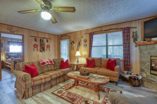 Khu vực ghế ngồi tại Wandering Creek Cabin