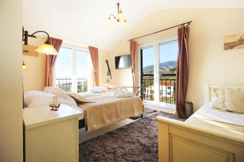 ein Hotelzimmer mit 2 Betten und einem Fenster in der Unterkunft Delightful Split Villa 2 Bedrooms Villa Makarska Petite Private Pool and Sauna Makarska in Makarska