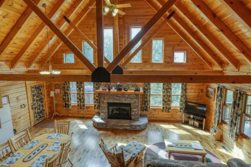 Χώρος καθιστικού στο 360 Padgett Mill Rd Cabin