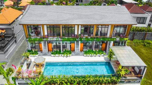 una vista aérea de una casa con piscina en KARRA LOFT - Bali Invest Club en Canggu