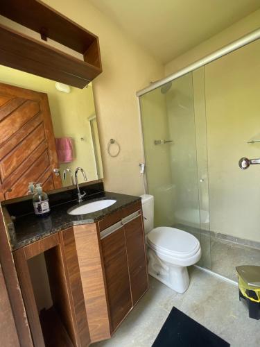 uma casa de banho com um WC, um lavatório e um chuveiro em Pousada MKC em São Gonçalo do Amarante