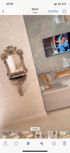 ein Bild von einem Spiegel und einer Couch in einem Zimmer in der Unterkunft Hay agdal oujda in Oujda