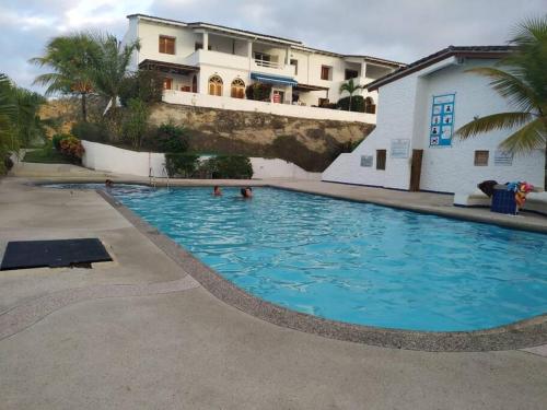 una piscina frente a una casa en HERMOSA CASA PARA 13 PERSONAS EN CASABLANCA, ECUADOR, en Same