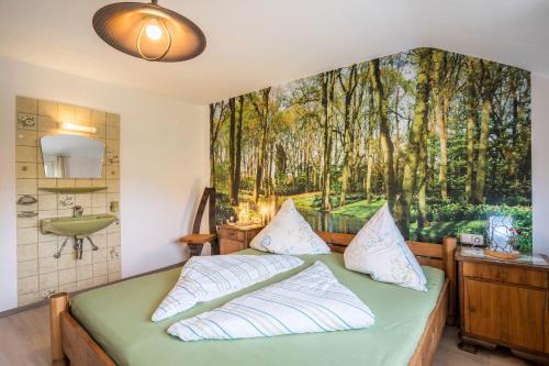 1 dormitorio con 1 cama con una pintura en la pared en Lehmann mit Blick aufs Schloss en Gutach