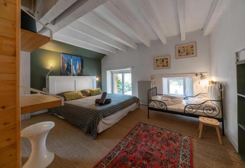 une chambre avec un lit et un bureau dans l'établissement Grande Maison Creuzier - Villa 3 chambres et jardin, à Creuzier-le-Neuf