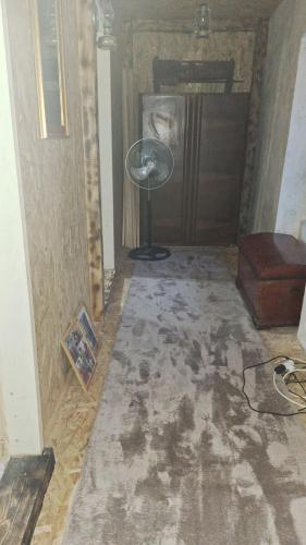 Zimmer mit schmutzigem Boden und Ventilator in der Unterkunft Jana's old house in Virpazar