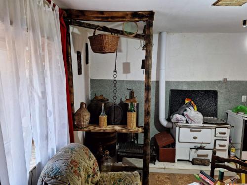 een woonkamer met een bank en een fornuis bij Jana's old house in Virpazar