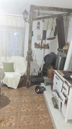 Cette chambre comprend un lit et d'autres éléments sur le mur. dans l'établissement Jana's old house, à Virpazar