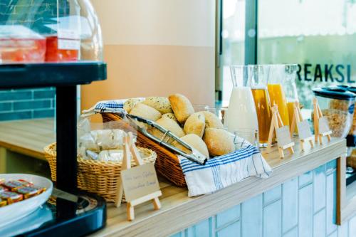 une boulangerie avec des paniers de pain sur un comptoir dans l'établissement Ecla Paris Villejuif, à Villejuif