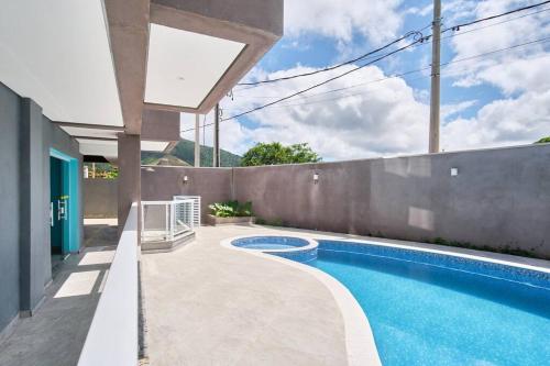 einen Pool im Hinterhof eines Hauses in der Unterkunft Meu Lar Meu Mar 1 in Ubatuba