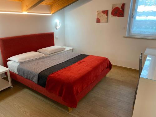 1 dormitorio con cama roja y manta roja en Il Ciliegio Relax & Wellness, en Druento