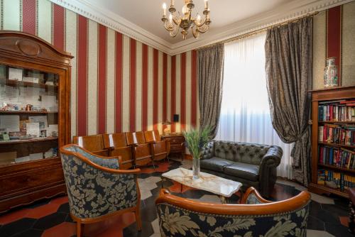 فندق Oceania في روما: غرفة معيشة مع أريكة وطاولة