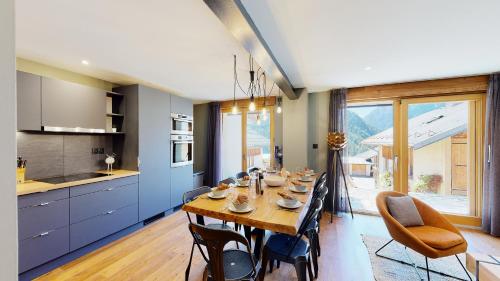 une cuisine et une salle à manger avec une table et des chaises dans l'établissement Nouveau ! Chalet pied des pistes, à Champagny-en-Vanoise