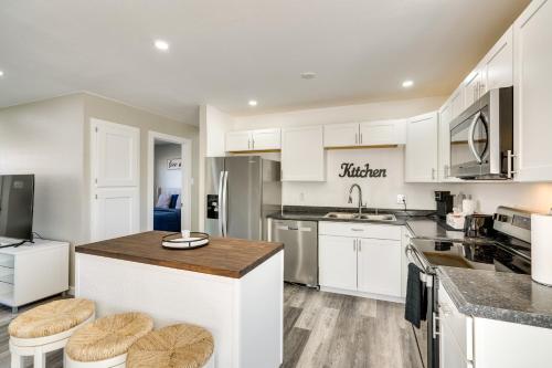 Η κουζίνα ή μικρή κουζίνα στο Quiet Pueblo Home with Pool Table, 5 Mi to Downtown!