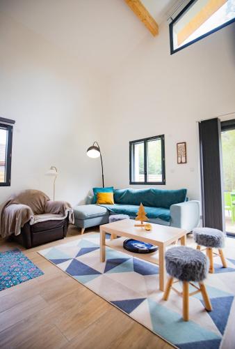 un salon avec un canapé et une table dans l'établissement Villa à 5mn d'Ax les Thermes, à Perles-et-Castelet