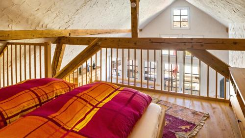 um quarto com 2 camas num sótão em Ferienwohnungen Altes Rathaus em Vogtsburg