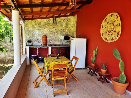 uma cozinha com uma mesa e cadeiras num pátio em Pousada Sertão em Alto Paraíso de Goiás