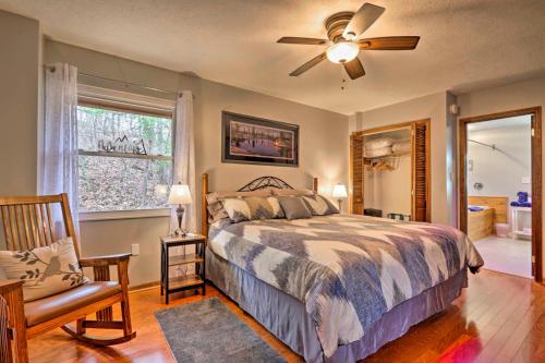 1 dormitorio con 1 cama y ventilador de techo en Cozy Cabin with Mountain Views Near SkyLift Park!, en Gatlinburg