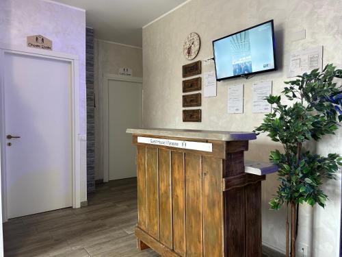 a room with a counter with a television on the wall at Guest House Il Faraone in Fiumicino