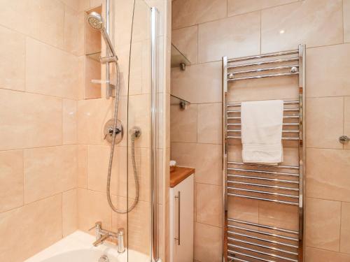 La salle de bains est pourvue d'une douche et d'un lavabo. dans l'établissement 6 Granary Court, à York