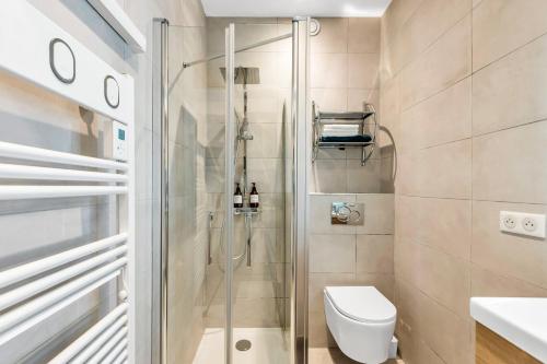 a bathroom with a shower and a toilet and a sink at Le Mirandole : Piscine et Tennis Résidence luxe in Vallauris