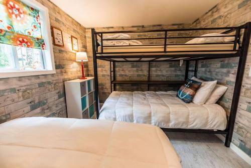 1 dormitorio con 2 literas en una habitación en Big Blue Lake Cottages, LLC - Cottage #2, en Holton