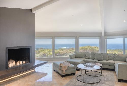 sala de estar con sofá y chimenea en 3906 Ocean's One Eleven home, en Carmel