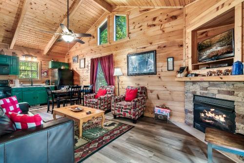 a living room with a fireplace in a log cabin at A Top Notch Lodge~Gatlinburg in Gatlinburg