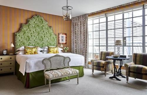 Postel nebo postele na pokoji v ubytování The Soho Hotel, Firmdale Hotels