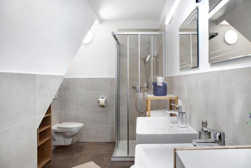 a bathroom with a shower and a toilet and a sink at Apartement Bens Auszeit Top 5 in Umhausen