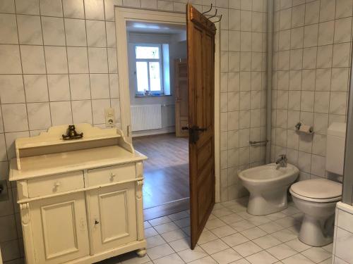 a bathroom with a toilet and a sink and a toilet istg at maison milabee in Altenkunstadt