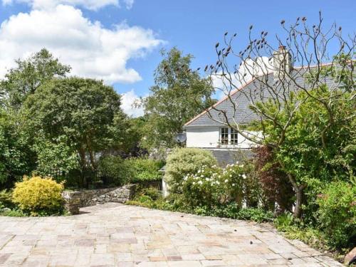 uma entrada de tijolos em frente a uma casa em The Glen at Ugborough - South Hams Holiday Home em Ugborough