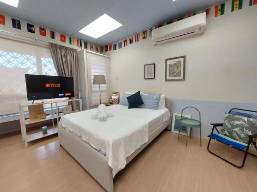1 dormitorio con 1 cama y TV de pantalla plana en Starman's Gem by Inspired Homes, 4Pax en Puchong