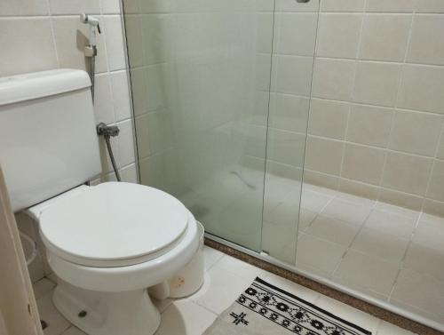 Ένα μπάνιο στο Terra Hospedagem flats aconchegantes piscina e academia via park
