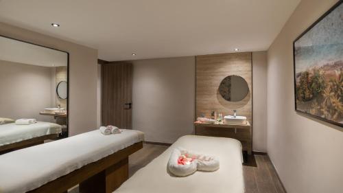 Postel nebo postele na pokoji v ubytování Golden Tulip El Mechtel