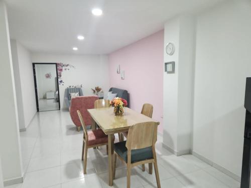 a dining room with a table and chairs at Hermoso apartamento in Pitalito