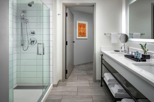 La salle de bains est pourvue d'une douche et d'un lavabo. dans l'établissement The Vinoy Resort & Golf Club, Autograph Collection, à St Petersburg