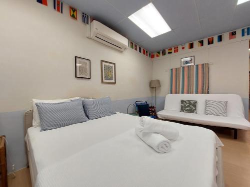 Starman's Gem by Inspired Homes, 4Pax في بوتشونغ: غرفة نوم بسريرين كبار بيض في غرفة
