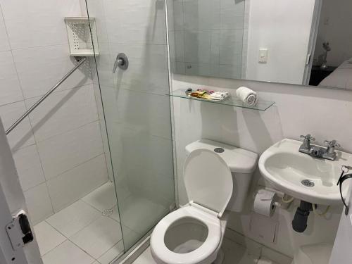 uma casa de banho com um chuveiro, um WC e um lavatório. em Hotel Fegali Art Boutique em Cartagena das Índias