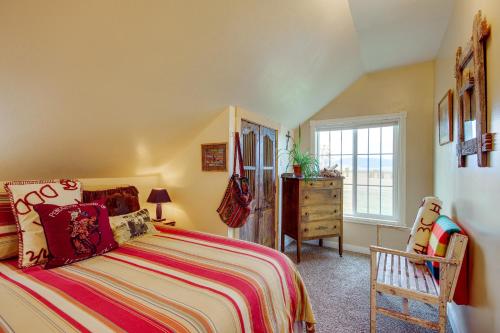 リビングストンにあるCharming Livingston Vacation Rental with Views!のベッドとドレッサーと窓のある寝室