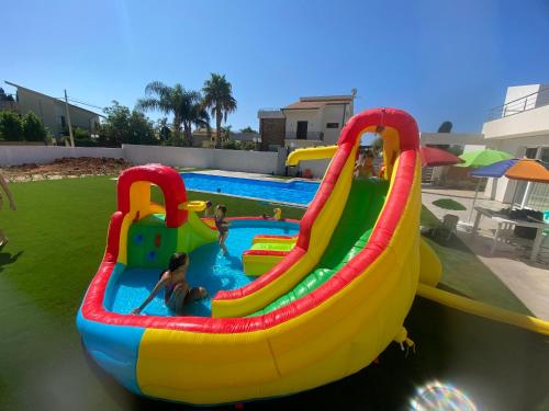 a pool with a inflatablelatable boat in a backyard at Villa MarGiù holidays in Sciacca