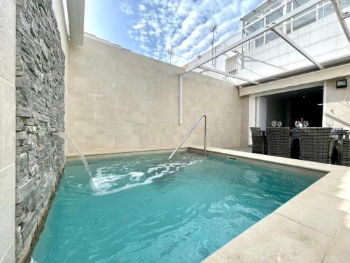 una piscina con una fuente de agua en un edificio en Casa El Patio, en Chiclana de la Frontera