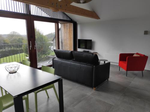 弗朗科爾尚的住宿－Au Simply，客厅配有沙发和桌子