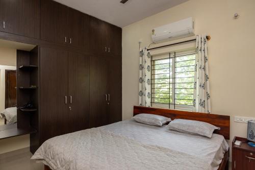 Ένα ή περισσότερα κρεβάτια σε δωμάτιο στο Contemporary apartment with balcony, Bangalore